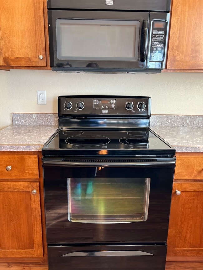 Building Photo - 417 SW Pemberly Loop