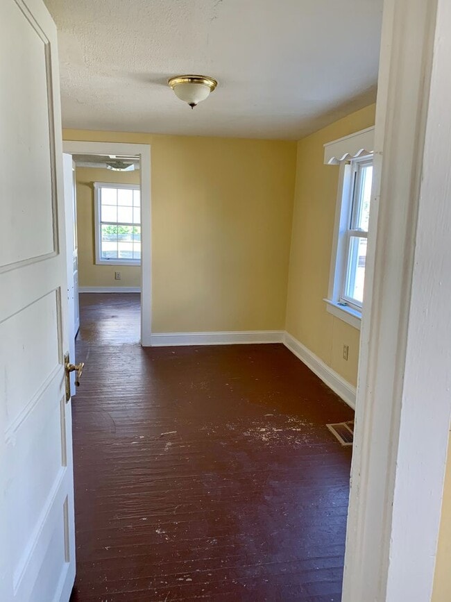 Building Photo - Charming 2 Bedroom with bonus room home in Historic Downtown Morehead City Walking District! Walk...