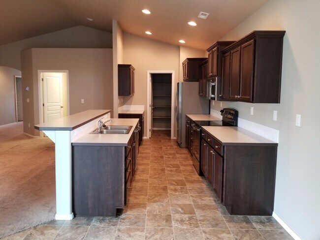 Building Photo - Single level home with 4 bedrooms and open floor plan UNFURNISHED