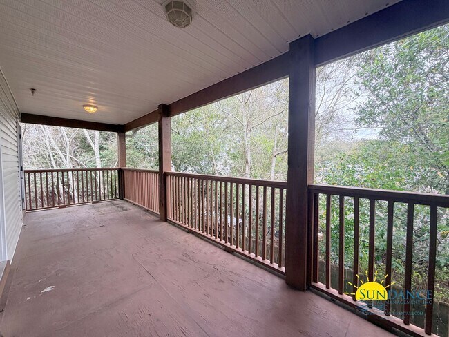 Building Photo - Updated 2 Bedroom in great Fort Walton Beach location!