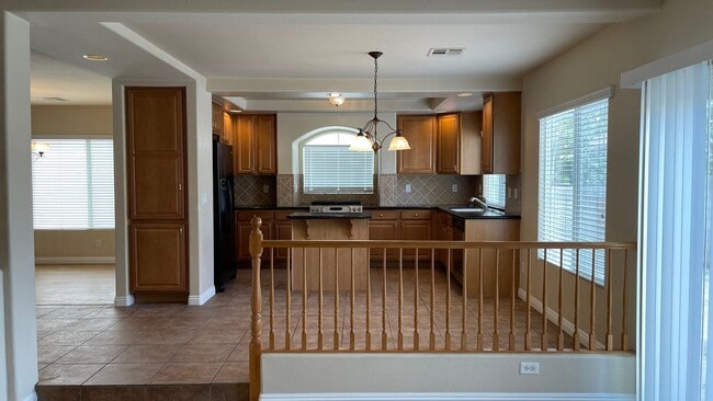 Building Photo - 2 STORY, 2,729 SQ FT HOME, 4 BEDROOMS, 3 BATHROOMS, A LOFT AND A 2 CAR GARAGE IN HENDERSON