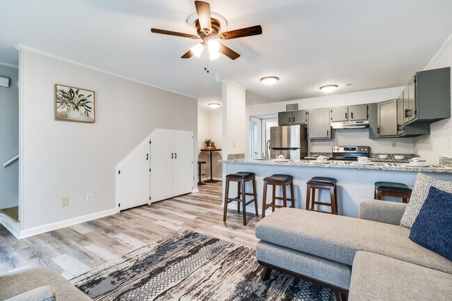 Building Photo - Beautiful and Spacious!  Freshly Renovated...