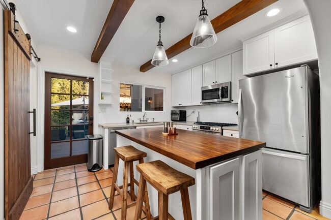 Building Photo - 2624 S Palm Grove Ave