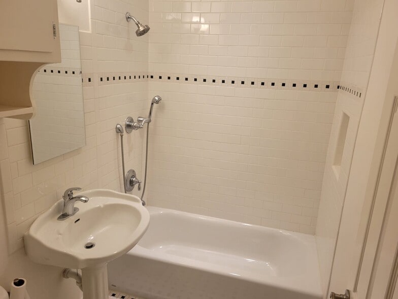 Building Photo - 17565 Bullock St