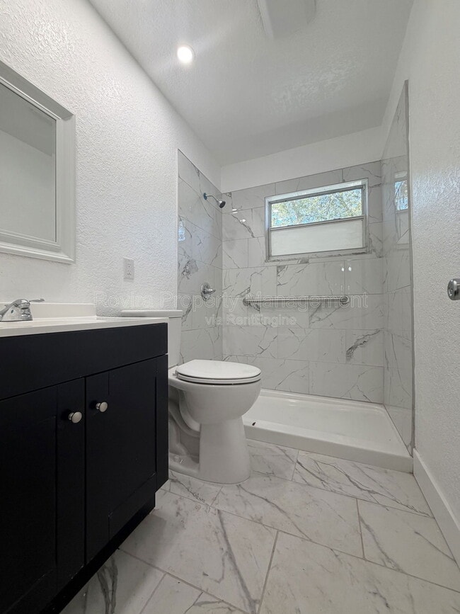 Building Photo - 2107 Bonneville Dr