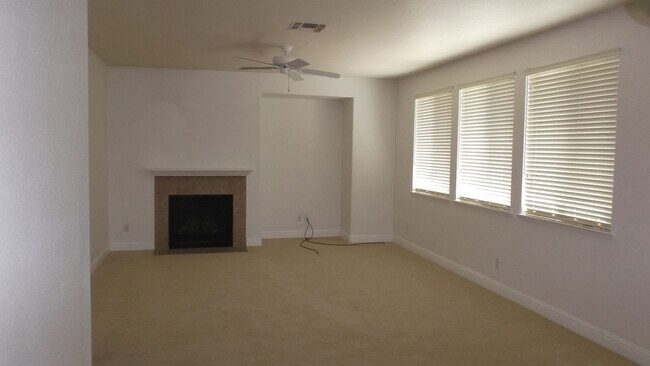Building Photo - Excellent Elk Grove Location, Spacious 4 bedroom home with office, sitting parlor, and large kitchen