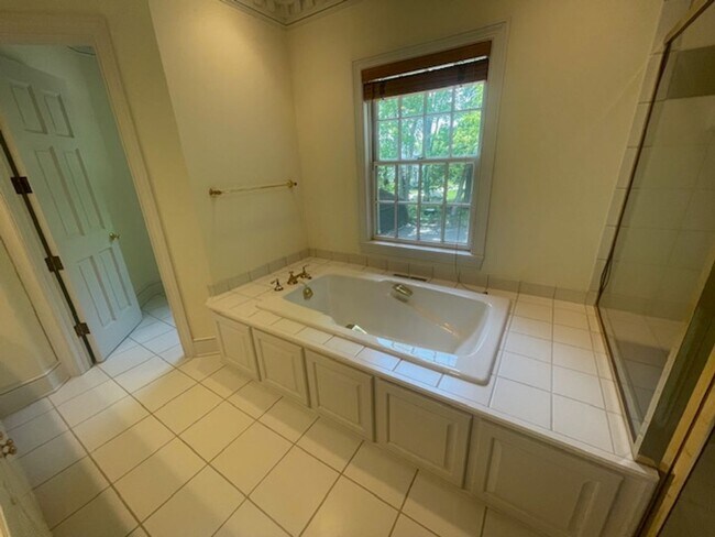 Building Photo - Private location overlooking Smiths Bay *2Bed*3bath