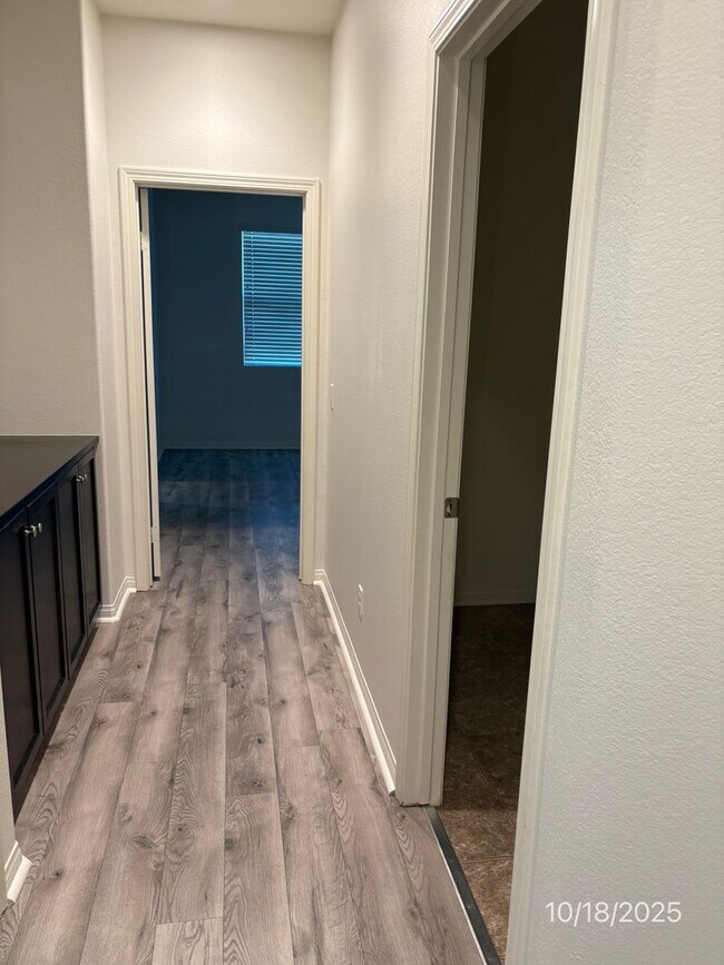 Building Photo - Beautiful 3-Bedroom, 2.5 bath in the  Glen...