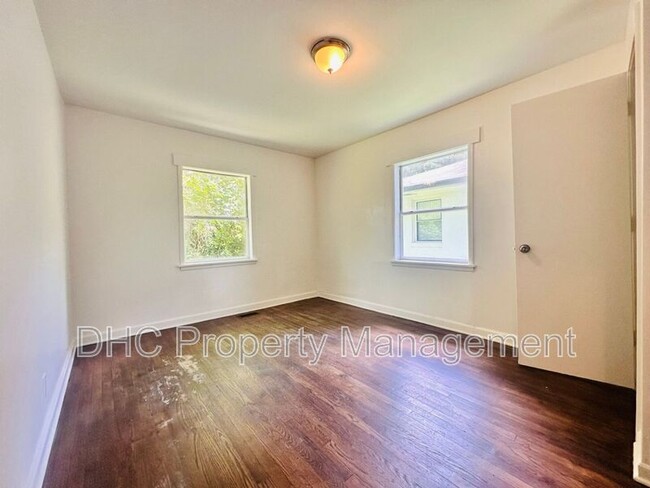 Building Photo - 2125 Larchwood Rd SW