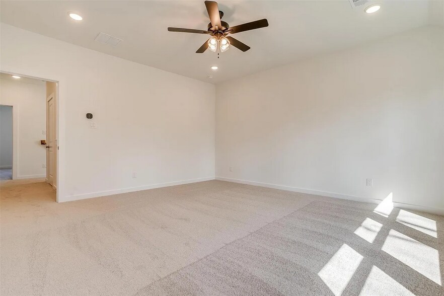 Master bed - 4524 Hogans Alley Dr