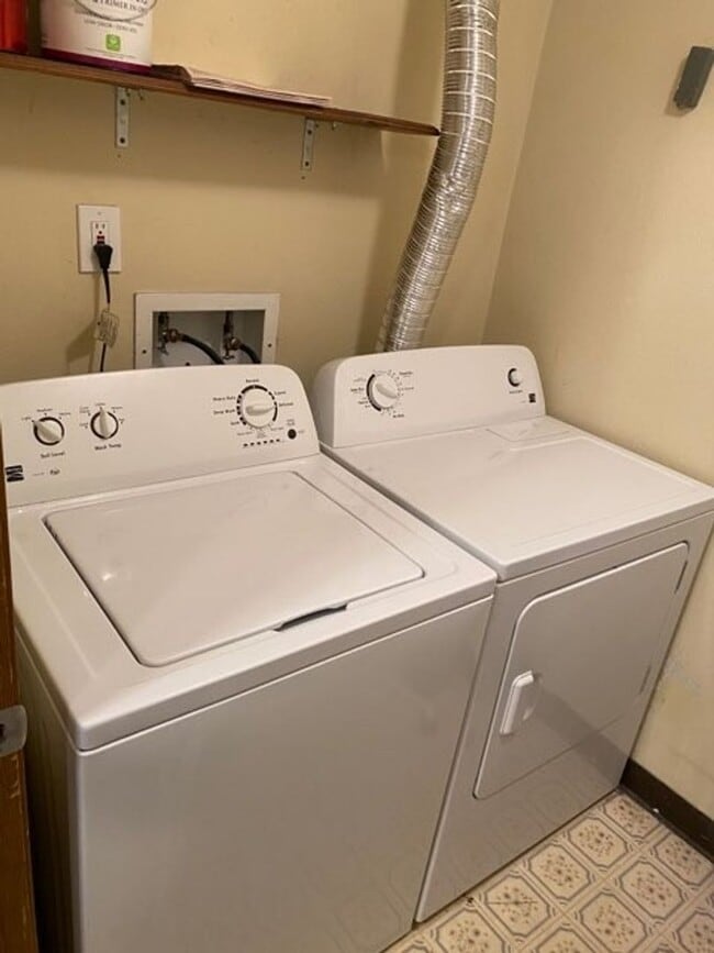 Building Photo - 2nd Floor 1bed/1bath with Laundry and Parking!