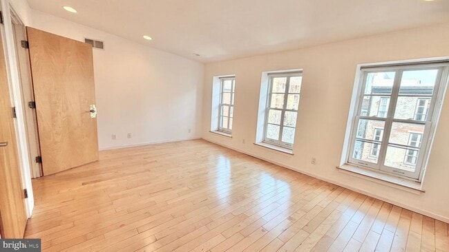 Building Photo - 136 N 3rd St