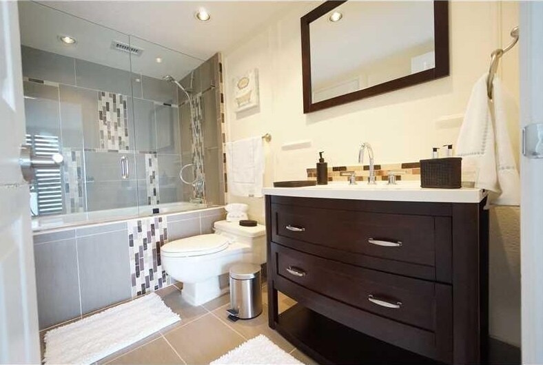 Master bathroom with jacuzzi - 900 Bay Dr