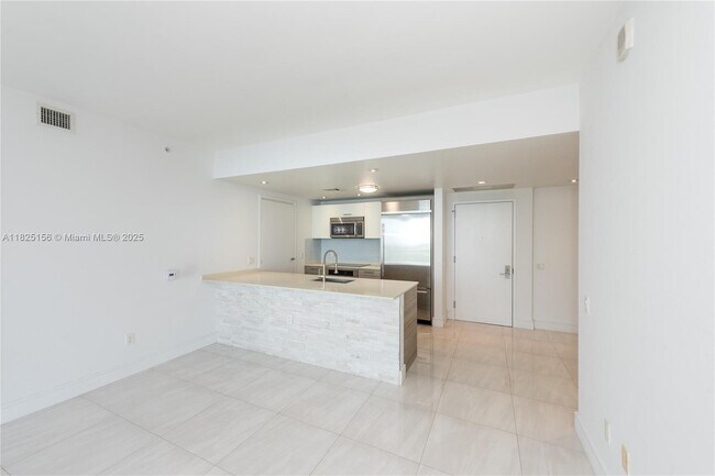 Building Photo - 1300 Brickell Bay Dr