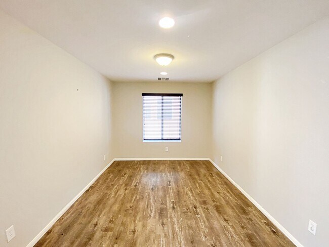 Building Photo - 4 BEDROOM + DEN 3 BATH HOME IN NORTHWEST