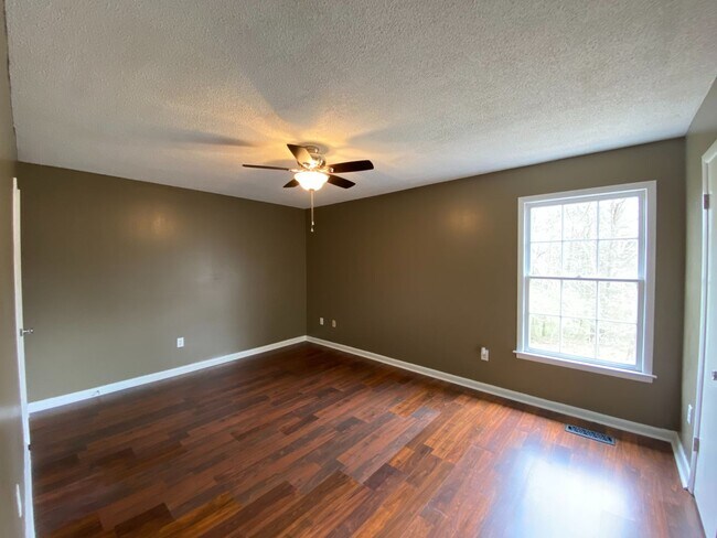 Building Photo - 221 Ridgewood Dr