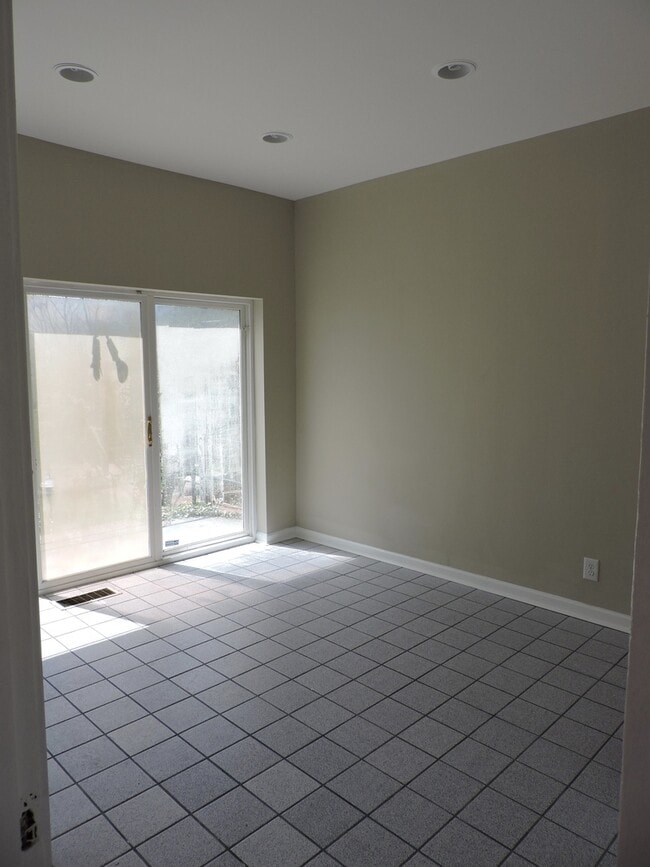 Building Photo - Beautiful 4 bed/1.5 bath Rental Mins. from...