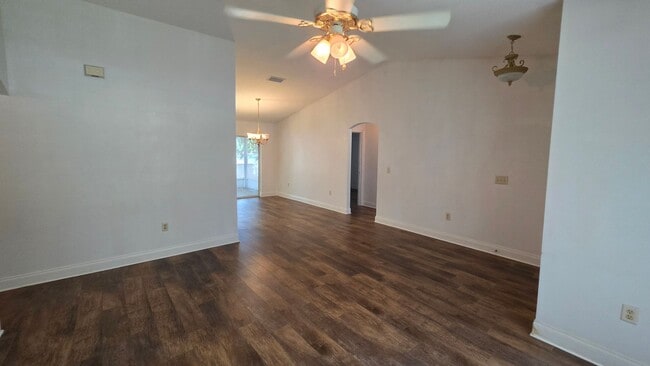 Building Photo - 3 Bed, 2 Bath, 2 Car garage in The Groves at Baytree Community