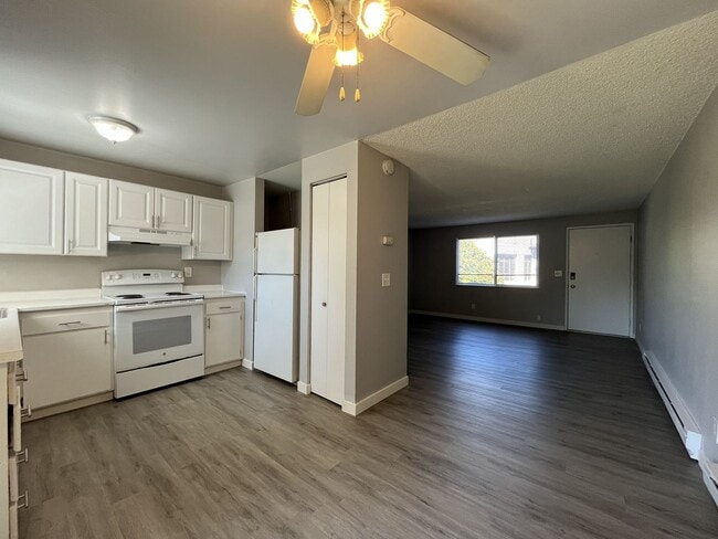 Building Photo - 8332 SW 21st Ave
