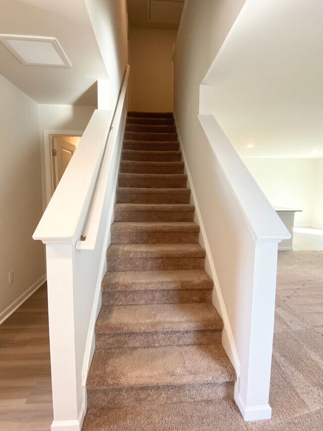 Building Photo - BETTER THAN NEW!