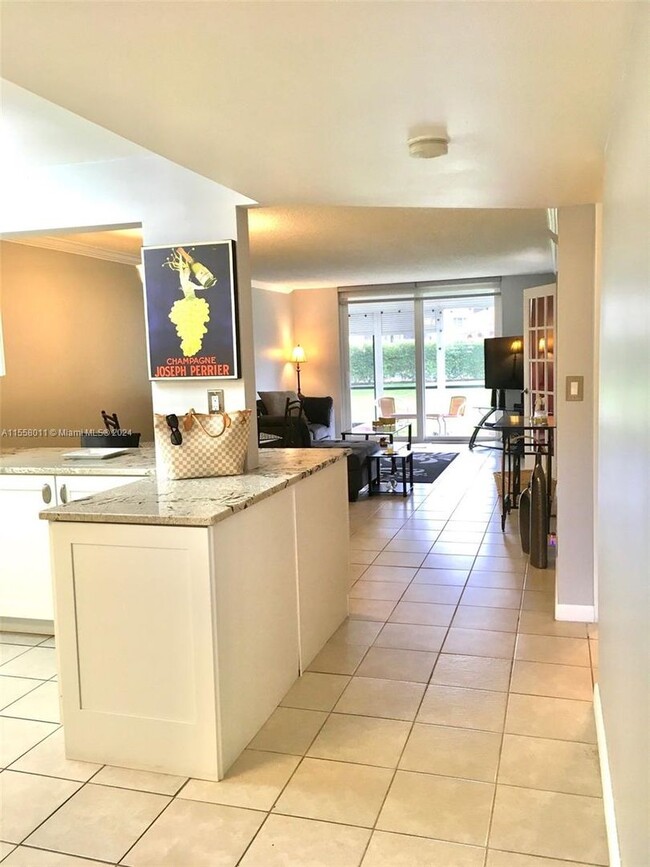 Building Photo - 9410 N Hollybrook Lake Drive 103, Pembroke...