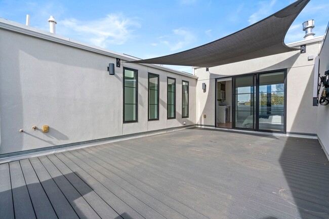 Building Photo - LUX 3BD, 5BA Townhome Near Cherry Creek, C...