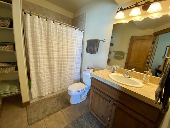 Building Photo - Cedar Ridge Townhome  **Mid-April thru November Rental**