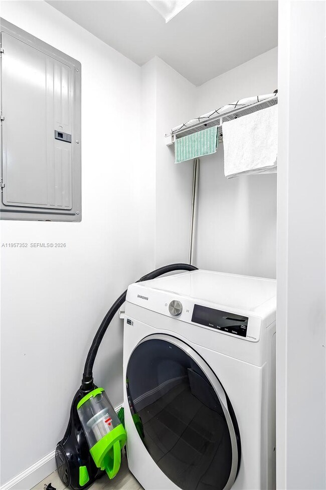 Building Photo - 6917 Collins Ave