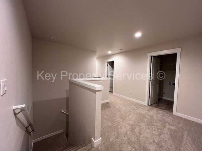 Building Photo - Newer Townhome in North Vancouver/Ridgefield