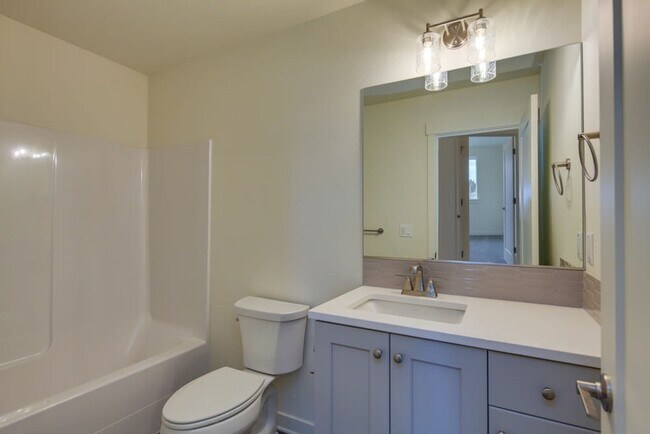 Building Photo - End unit Pahlish Townhome!