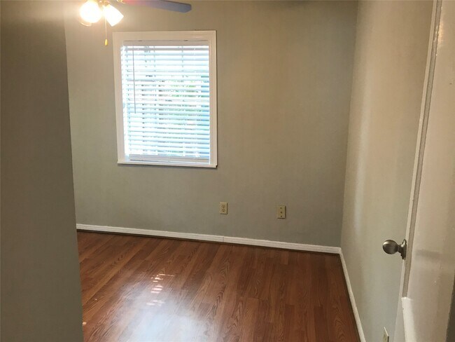 Building Photo - 215 E 25th St