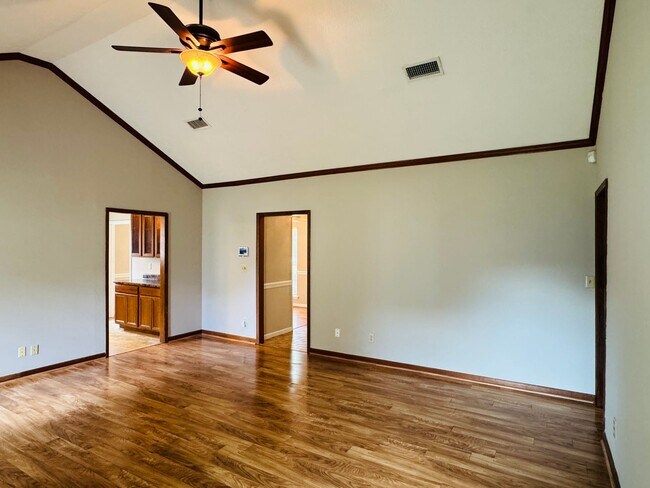 Building Photo - 3-Bedroom home is sure to captivate from t...