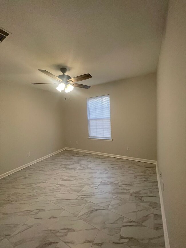 Building Photo - 202 Leeswood Cir