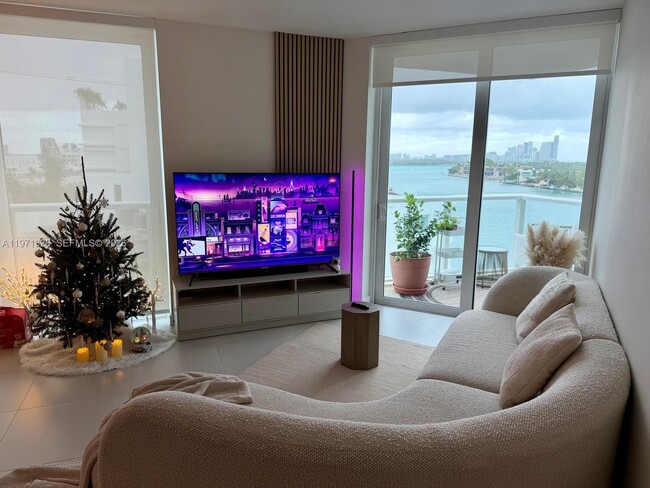 Building Photo - 9821 E Bay Harbor Dr