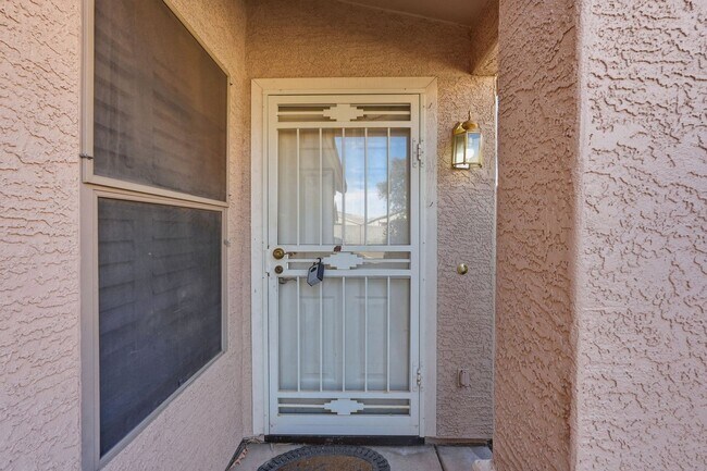 Building Photo - Three bedrooms PLUS Den! Ready to Move In