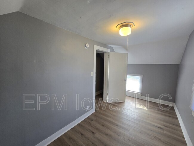 Building Photo - 908 W 6th St