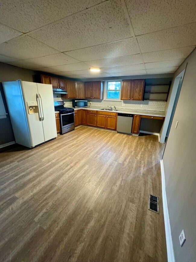 Building Photo - 2219 N Bolivar Rd