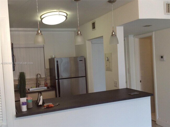 Building Photo - 1345 Lincoln Rd