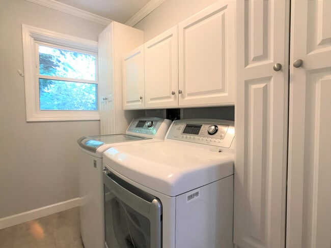 Building Photo - Wonderful Haw Creek Rental - Lawncare Incl...
