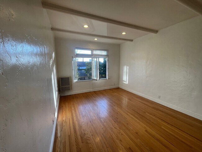 Building Photo - 152 S Peck Dr