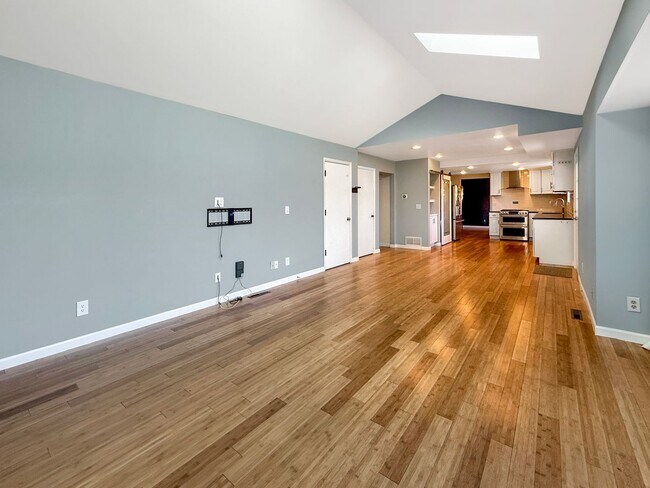 Building Photo - $0 DEPOSIT OPTION. SPACIOUS 5-BEDROOM CENT...