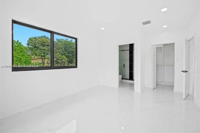 Building Photo - 6401 SW 38th St