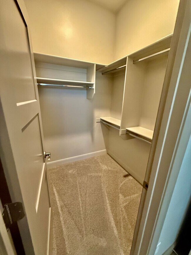 Building Photo - Spacious 2-Bedroom Duplex with Den & Fence...