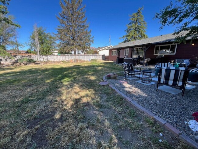 Building Photo - ? **Charming Single-Level Home Just Minute...