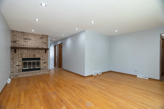 Building Photo - 5712 N Avondale Ave