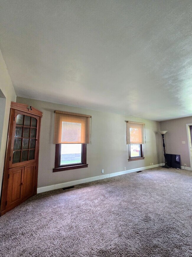 Building Photo - 2 bedroom 1 bath