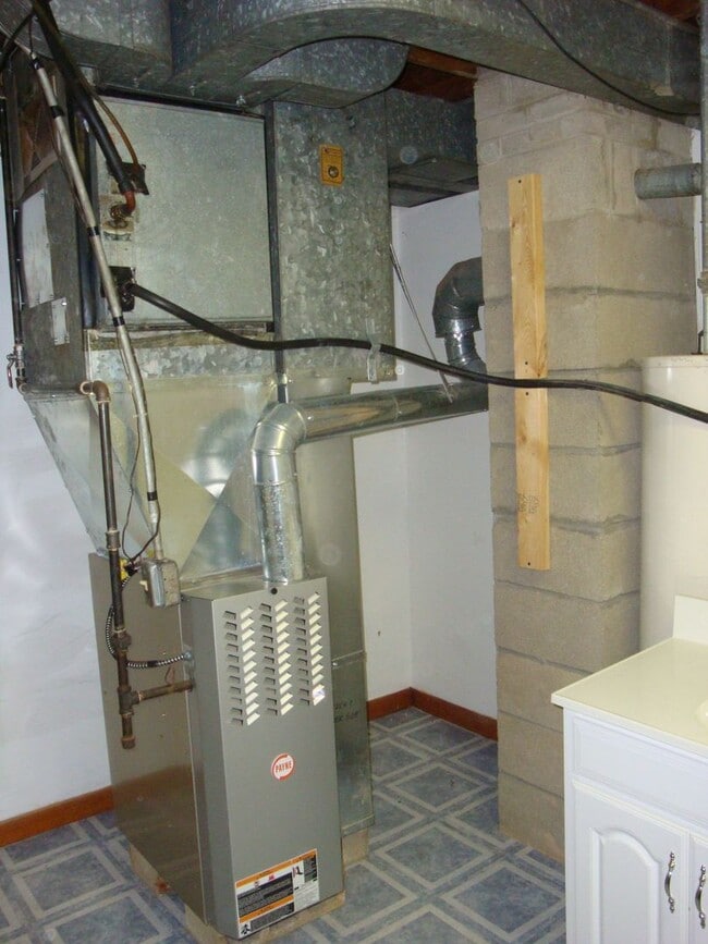 Building Photo - 3 Bedroom, 2 Bath Single Family Home in Quiet Kenosha Neighborhood