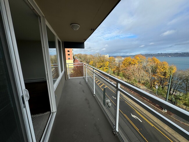 Building Photo - Open Concept Water View Condo - Stadium Di...