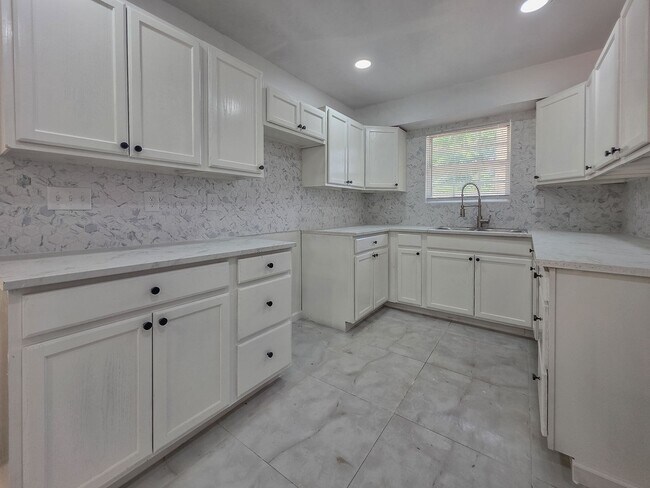 Building Photo - Charming 3-Bed, 2.5-Bath Home in Bethany w...