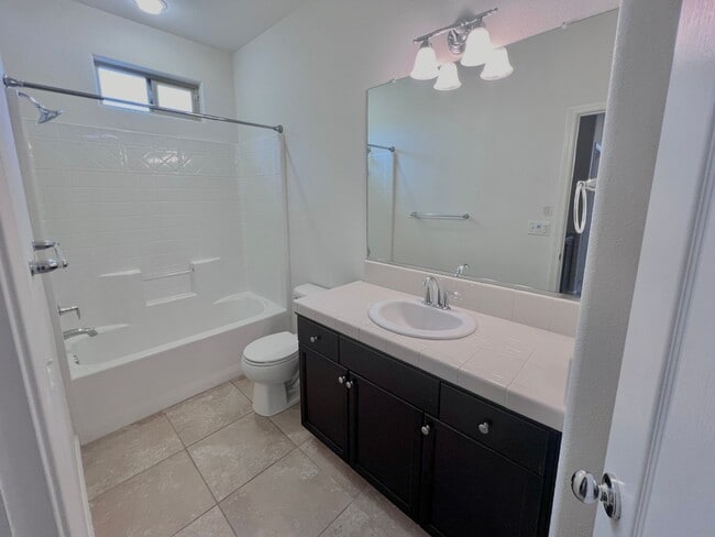 Building Photo - $2,695 Ashlan & Dewolf, 4 bedroom - Buckin...